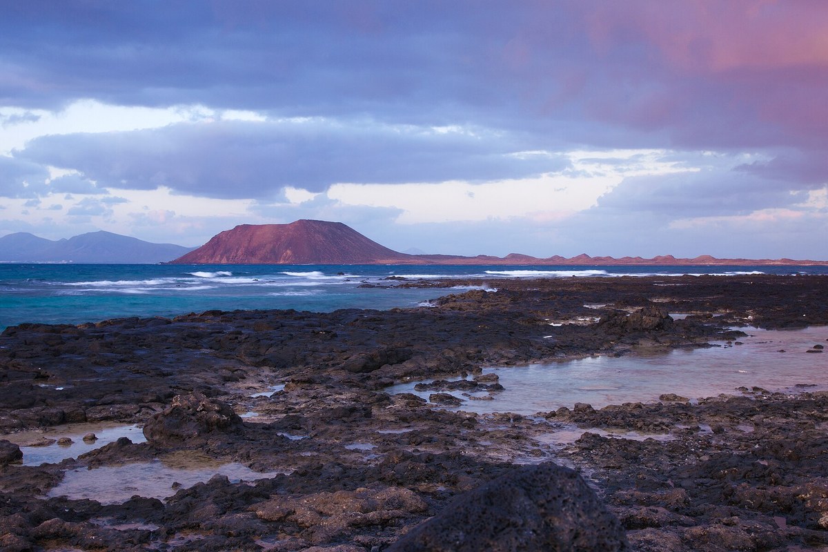 Islote de Lobos visto desde la playa Flag Beach al atardecer, Fuerteventura